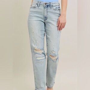 Judy Blue Light Wash Distressed Boyfriend Jeans